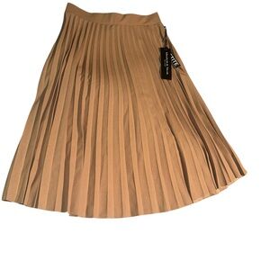 Beige plated midi skirt petite med
Elizabeth & Nicole